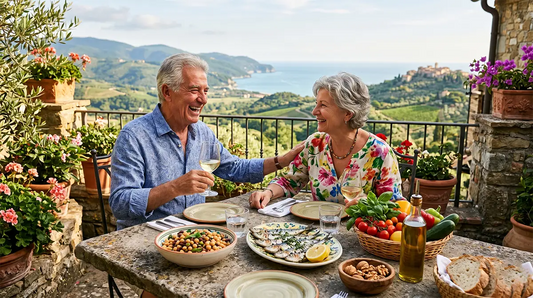 Coppia italiana anziana e vitale a tavola con alimenti mediterranei freschi per una longevità attiva
